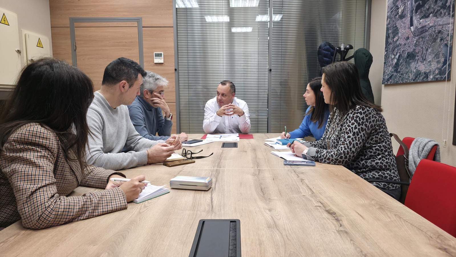 El concejal Pelayo García, durante la reunión con entidades del sector hostelero