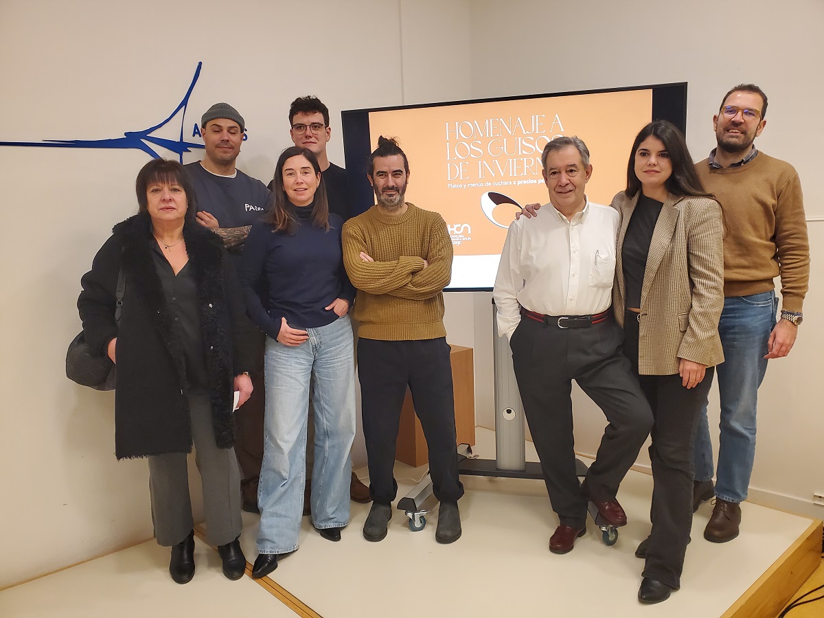 Representantes de establecimientos participantes y de la empresa Gustatio durante la presentación junto con la concejala de Comercio y Turismo, Raquel Ruiz