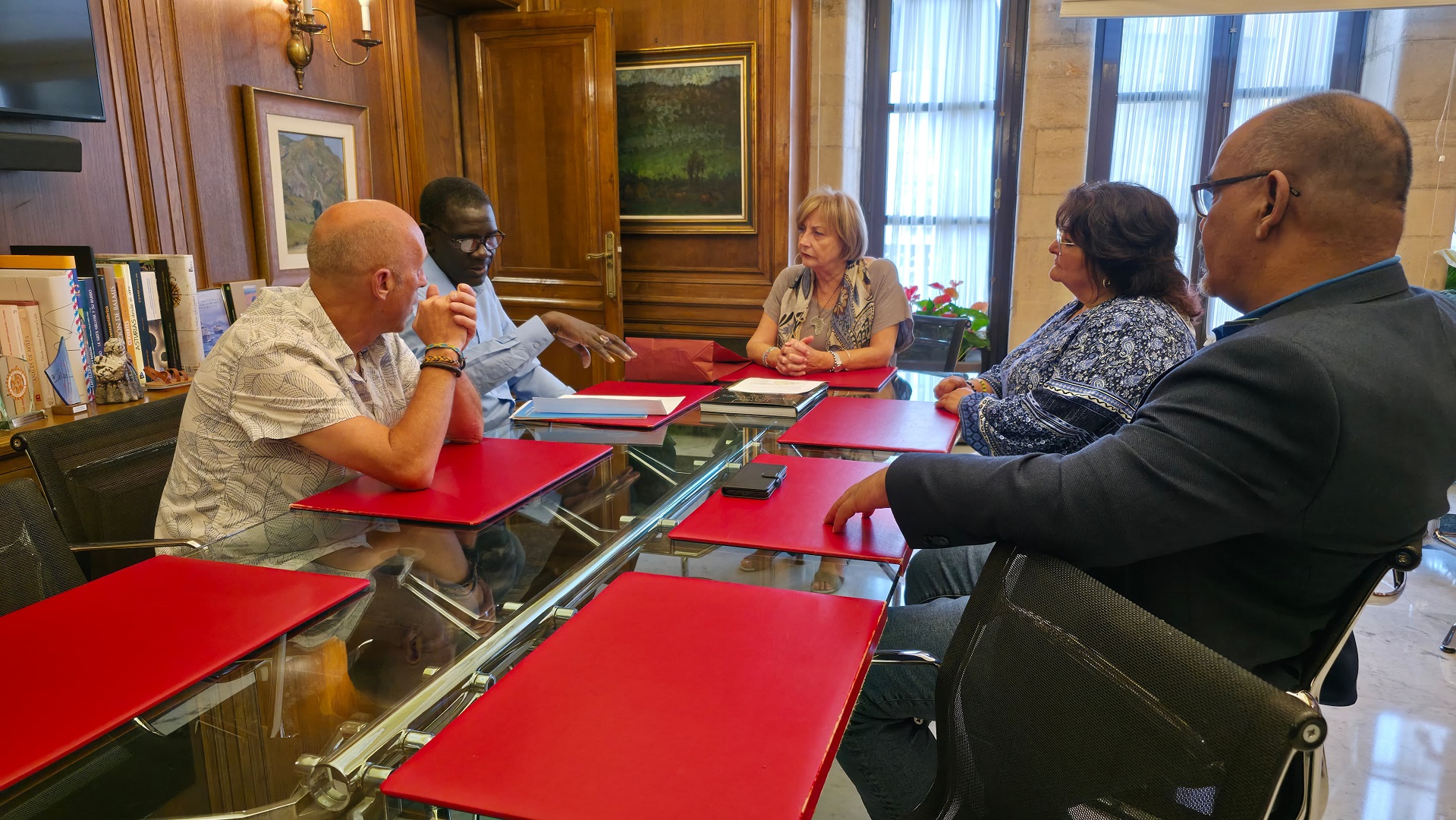 De izquierda a derecha: el concejal de Cooperación Internacional, Agustín Medina; el concejal del municipio de Sakal Mousse Sall; la alcaldesa de Avilés, Mariví Monteserín; la empresaria avilesina Mónica Pozo y el religioso Adrame Aidara