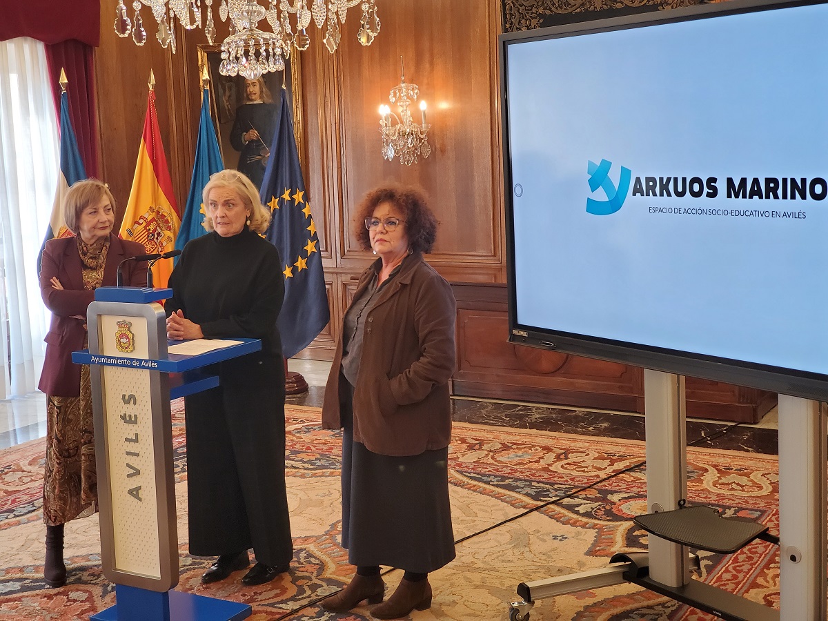 La alcaldesa de Avilés, Mariví Monteserín; la directora general de la Fundación Cruz de los Ángeles, Teresa Estrada; y la consejera de Derechos Sociales y Bienestar del Principado de Asturias, Marta del Arco.